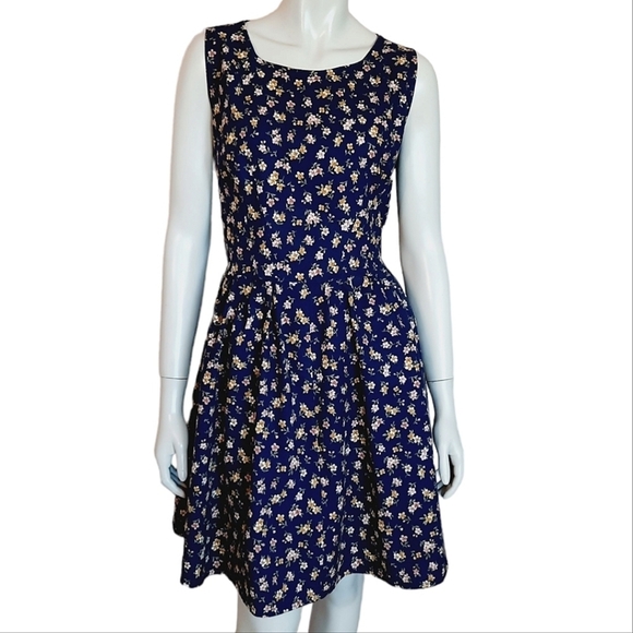 Vintage Hand Sewn Medium Cotton Dress Floral Print Princess Silhouette Pockets - Picture 1 of 9